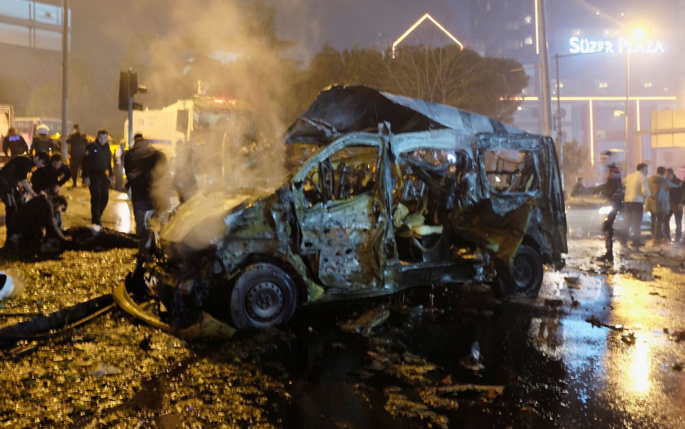 Un vehículo quemado tras la doble explosión en Estambul. (Reuters)