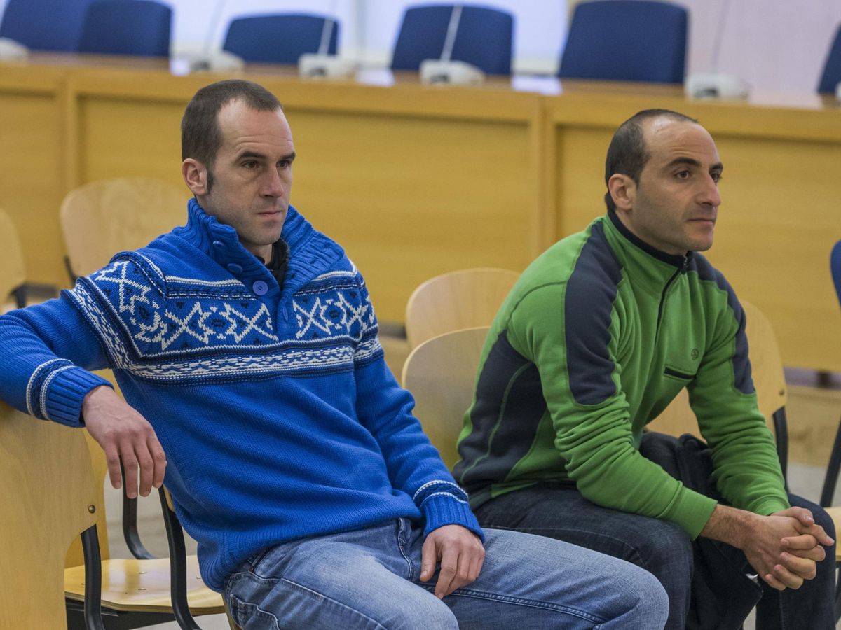 Foto: Txeroki (i) y Joseba Anton Aranibar (d), durante un juicio. (EFE)