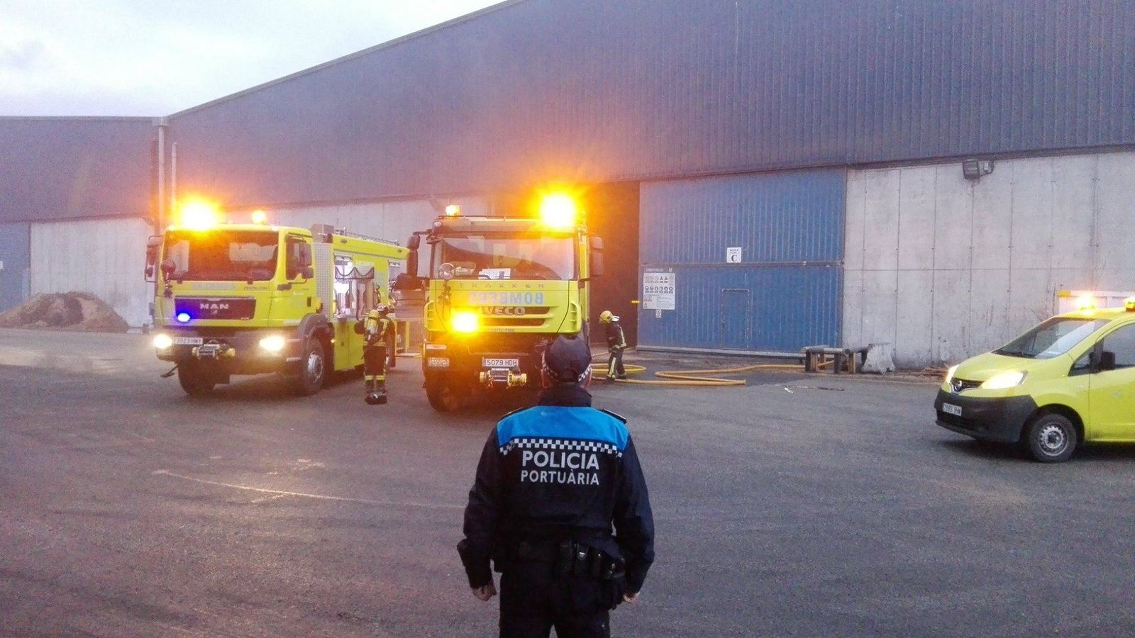 Foto: Operarios apagan el fuego del puerto de Tarragona.