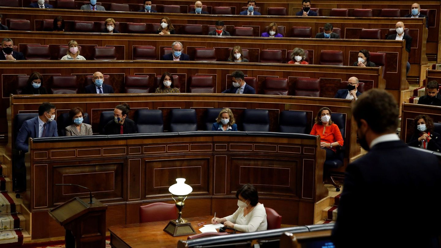 Sánchez, durante la intervención del líder del PP, Casado, en la sesión de control al Ejecutivo. (EFE)