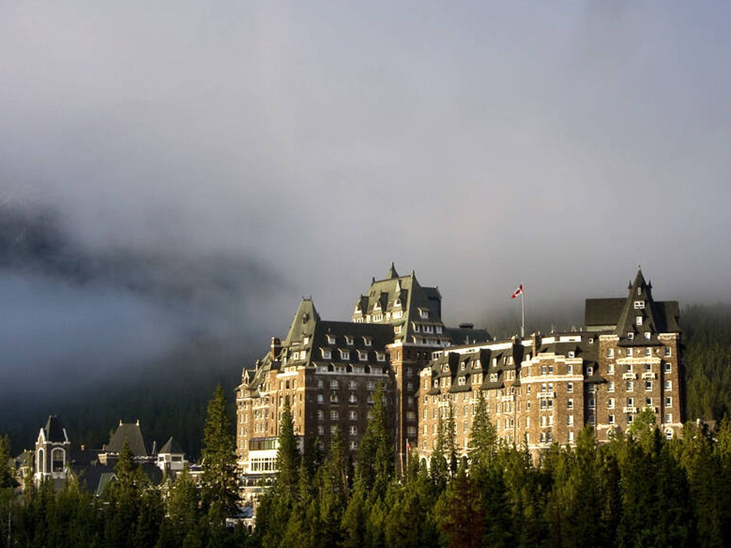 Nadie querría pasar una sola noche en el Banff Springs Hotel. 