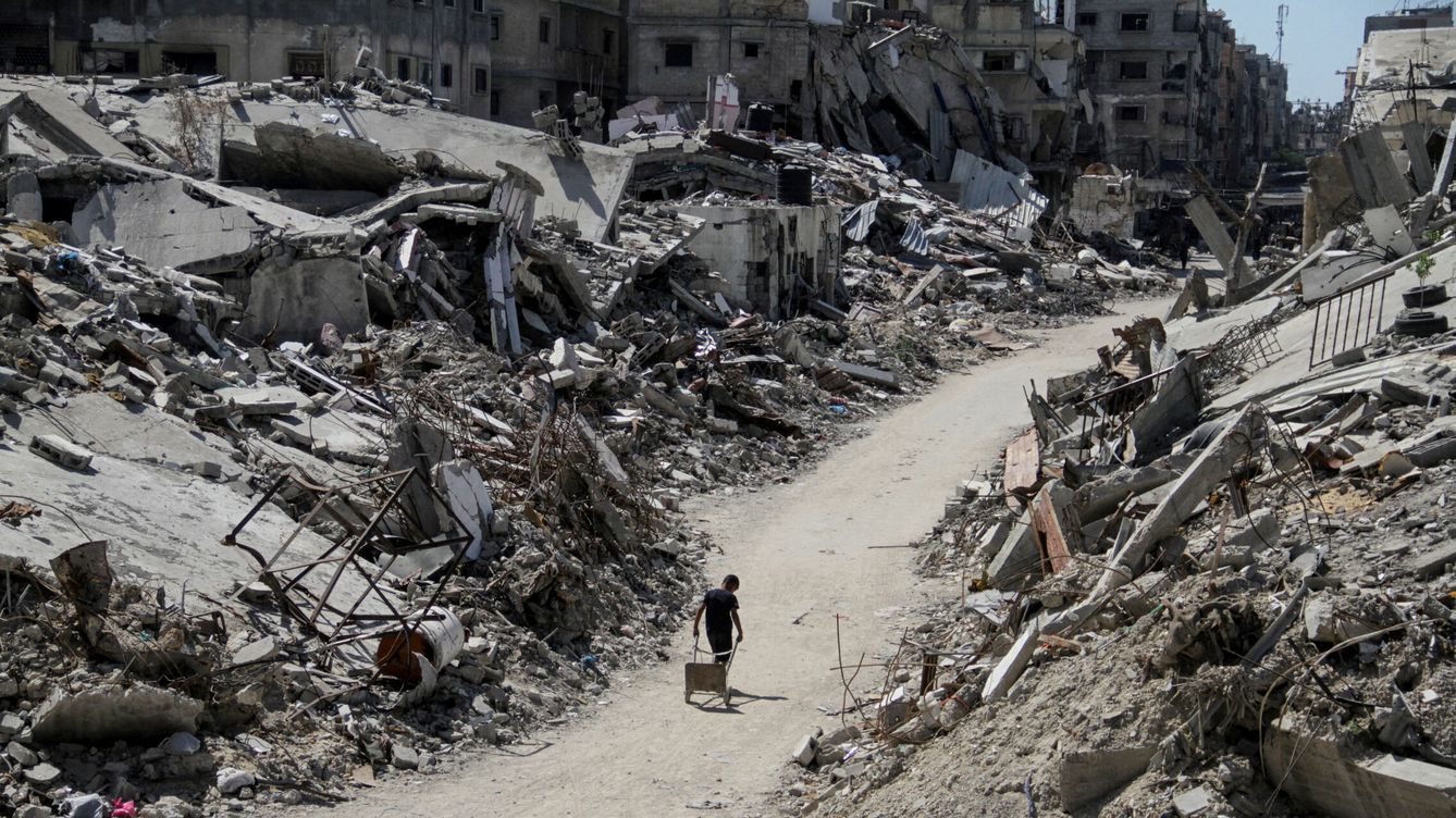Foto: Un palestino ante los escombros de toda una ciudad en la Franja de Gaza. (Reuters/ERS Mahmoud Issa)