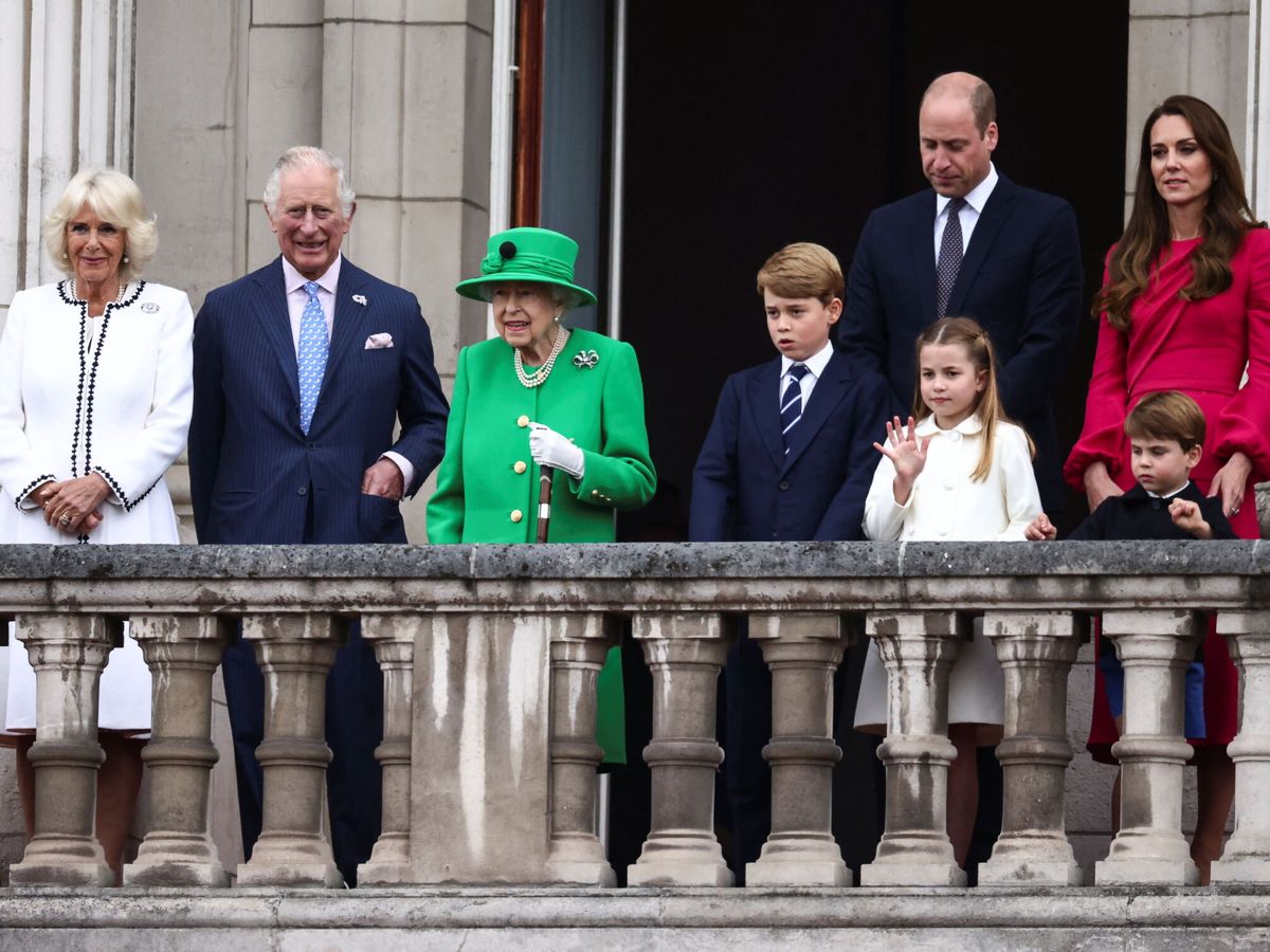 Foto:  La reina, junto a su familia en el balcón del palacio de Buckingham. (Reuters/Henry Nicholls)