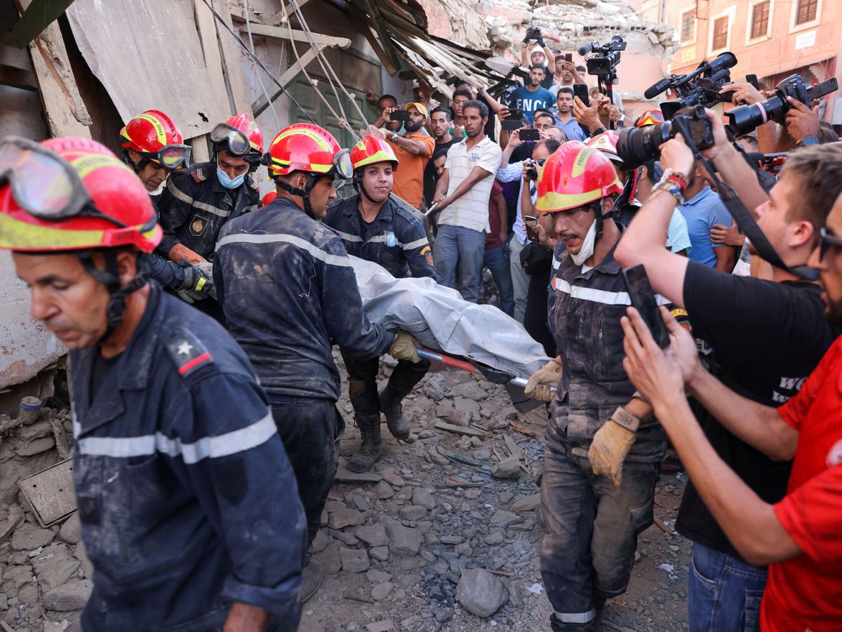 Foto: Trabajadores de emergencia en Amizmiz. (Reuters/Nacho Doce)