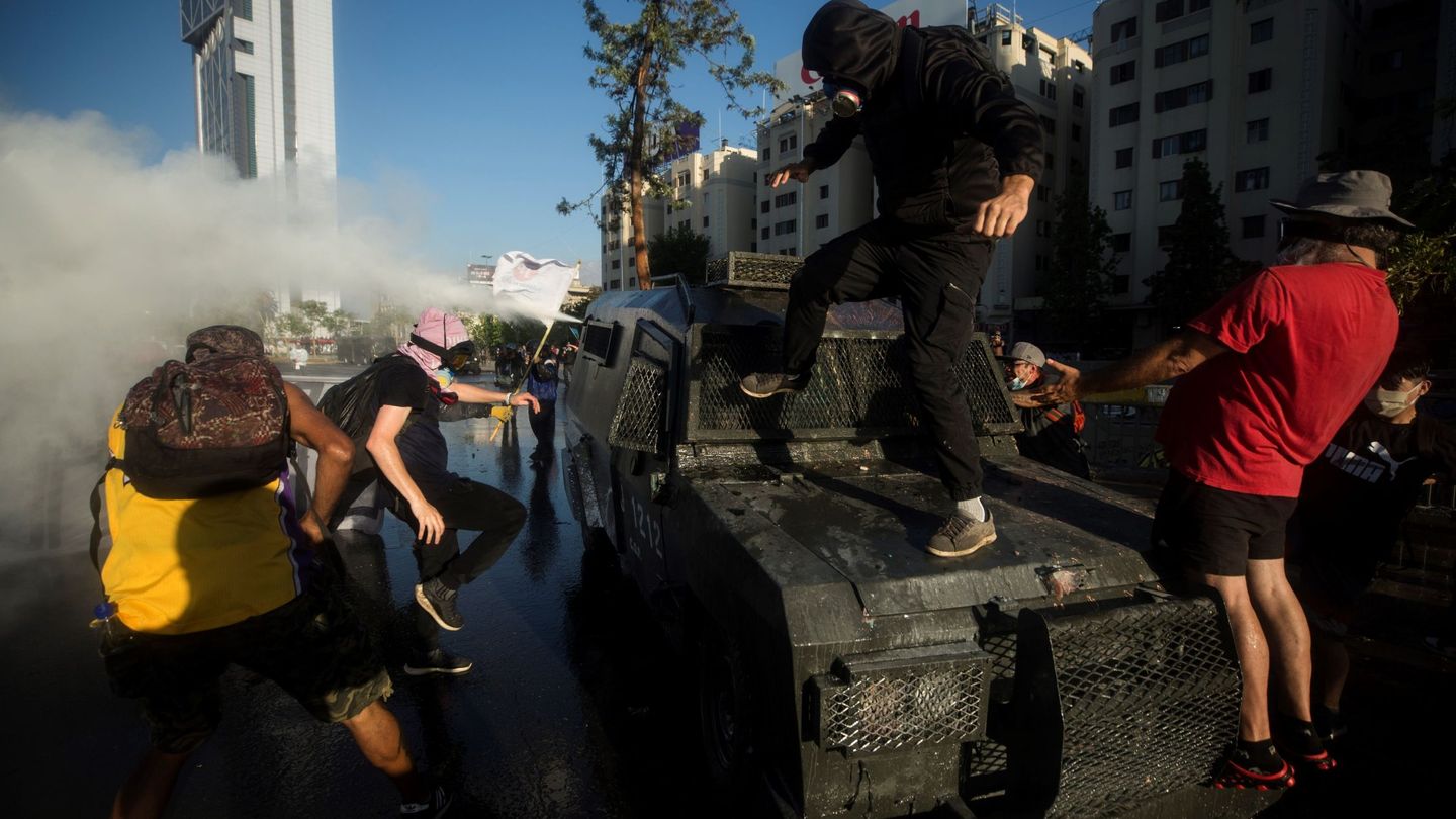 Manifestantes se enfrentan a los carabineros durante una nueva jornada de protestas en contra del gobierno del presidente de Chile, Sebastián Piñera. (EFE)