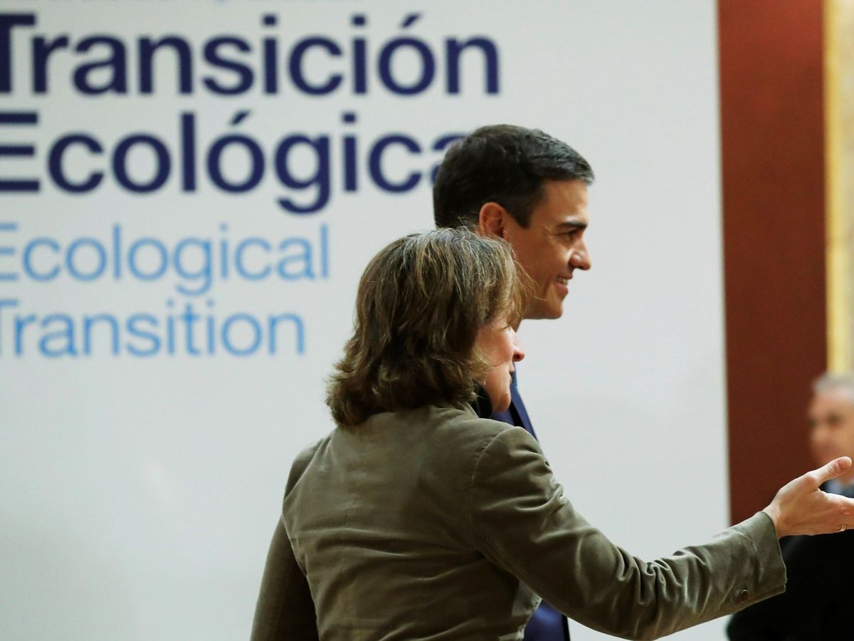 Foto: El presidente del Gobierno en funciones, Pedro Sánchez, junto a la titular de Transición Ecológica en funciones, Teresa Ribera. (EFE)