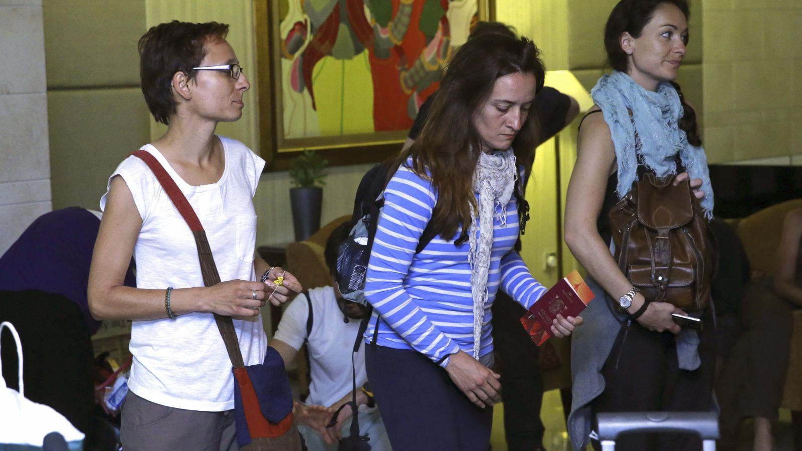 Foto: Varios de los españoles rescatados tras el terremoto de Nepal esperan el control de pasaportes en Nueva Delhi (EFE) 