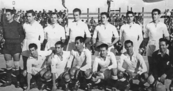 Foto: El Real Madrid en el campo de Gibraltar en 1949. (Fotos recogidas por Charles Cumbo en el libro The Origin and Growth of Civilian Football in Gibraltar)