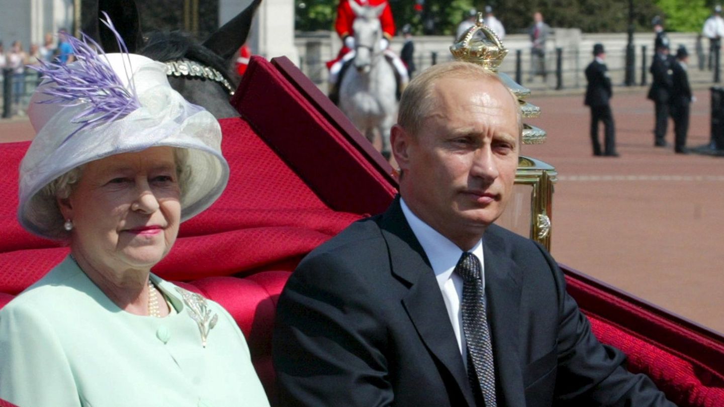 La reina Isabel y Vladimir Putin, en 2003. (Reuters/Grigory Dukor)