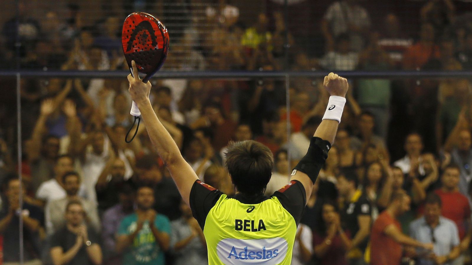Foto: Fernando Belasteguín celebra con el público la victoria el Sevilla Open del World Padel Tour (EFE)