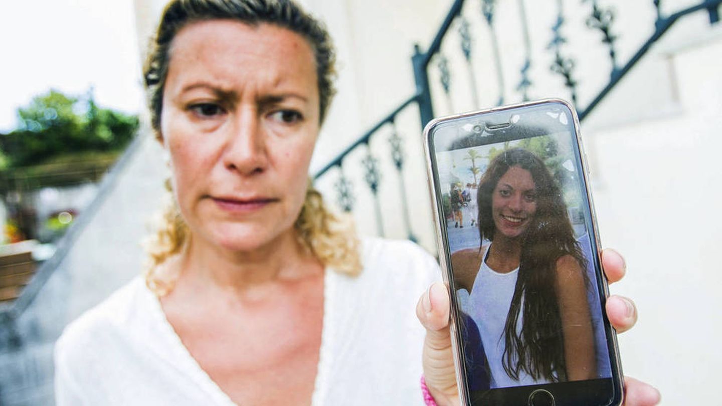 La madre de la joven Diana Quer, de 18 años, muestra en el móvil la foto de su hija. (EFE)