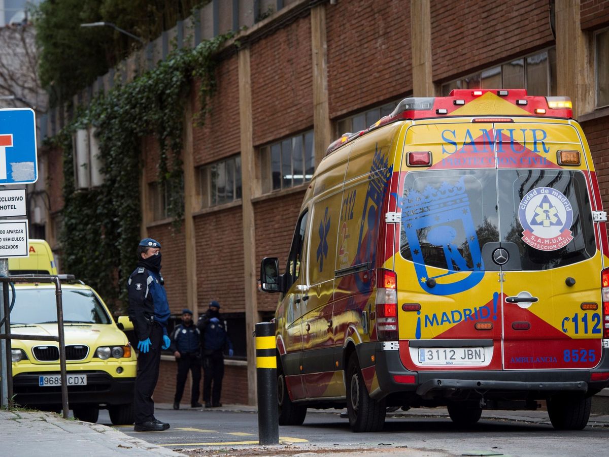 Foto: Imagen de archivo de una ambulancia de Madrid. (EFE/Luca Piergiovanni)