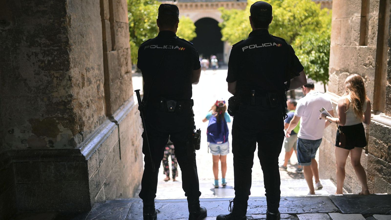 Foto: Dos agentes de la Policía Nacional. (EFE) 