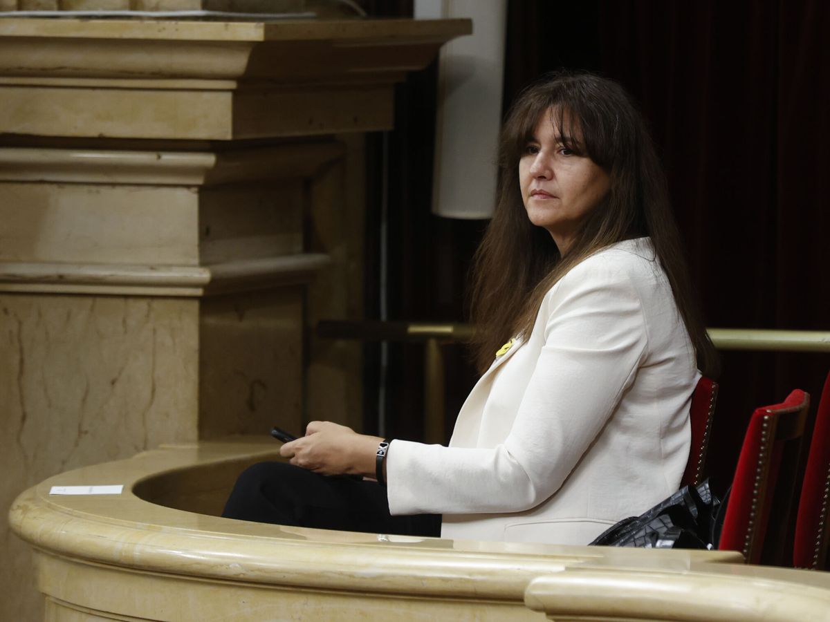 Foto: Laura Borràs, durante una sesión en el Parlament. (EFE/Toni Albir)