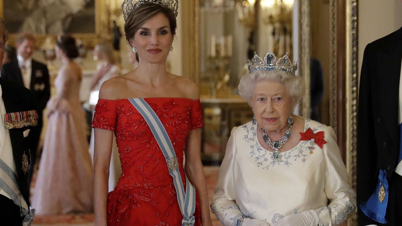 Foto: La reina Letizia y la reina Isabel, el pasado mes de julio durante la visita oficial de los reyes al Reino Unido. (Gtres)