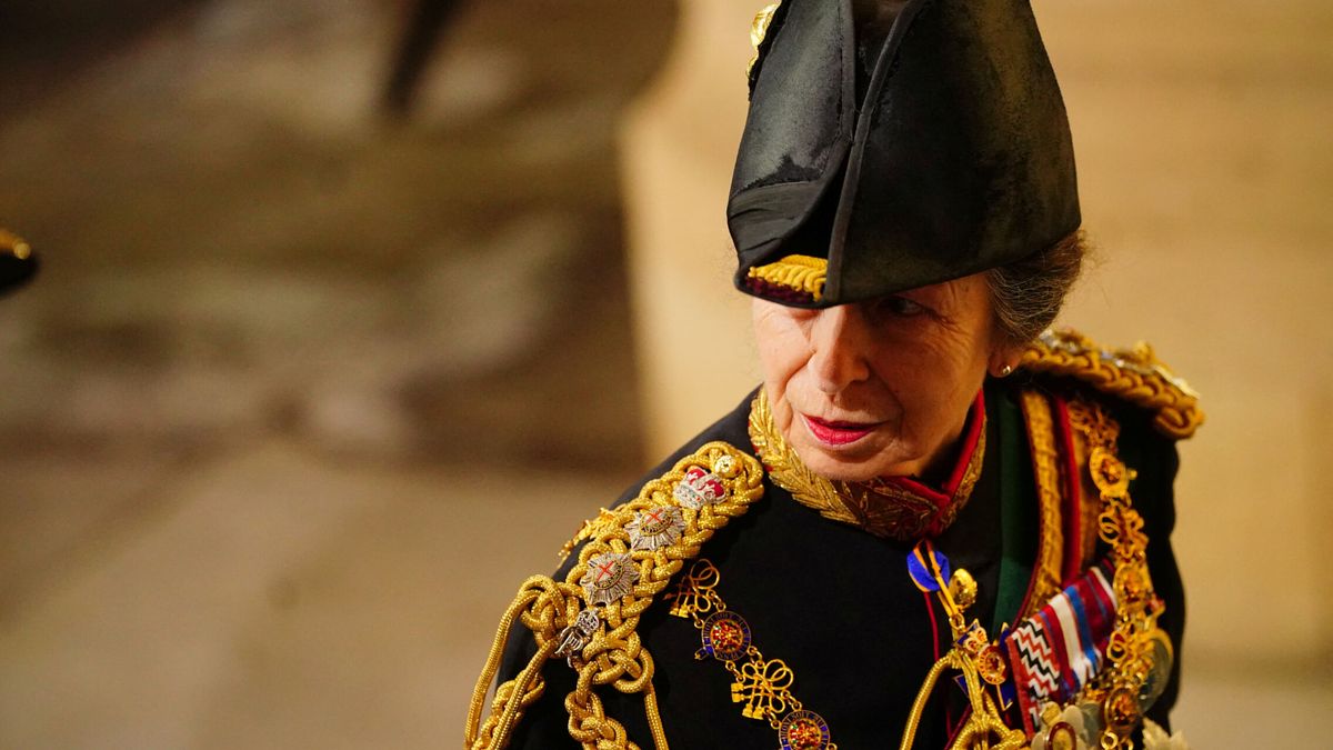 El homenaje en forma de chaqueta de la princesa Ana a la reina Isabel II en un momento tan duro para los Windsor