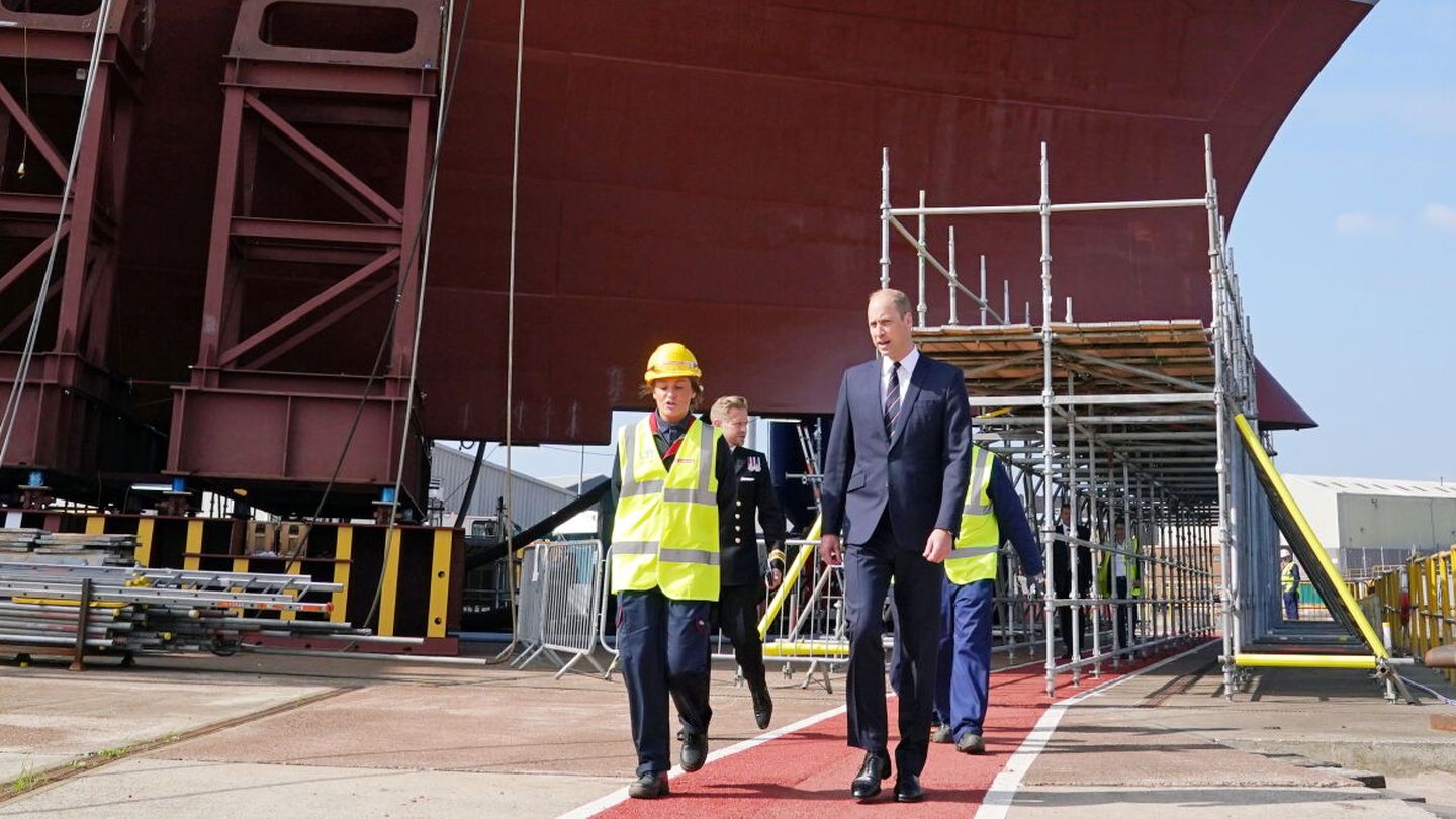 El príncipe Guillermo durante la visita al astillero. (Reuters/Pool/Andrew Milligan)