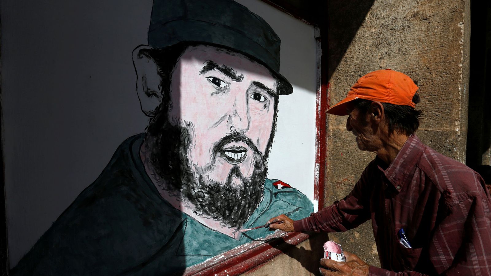 Foto: Un artista local pinta el rostro de Fidel Castro en una calle de La Habana, Cuba. (Reuters)