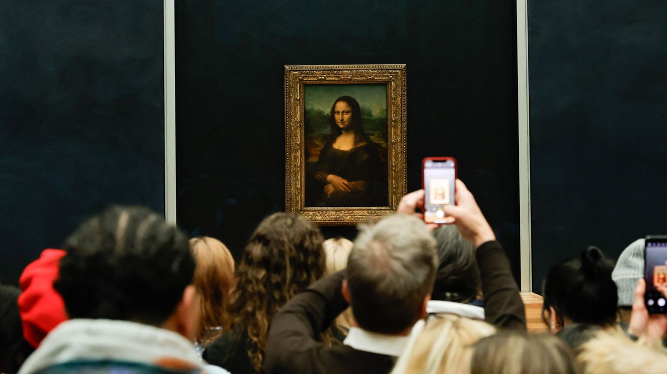 Foto: Visitantes al Museo del Louvre tomando fotos de 'La Mona Lisa'. EFE / Teresa Suárez 