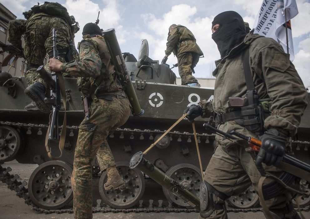 Foto: Prorrusos armados y vestidos con trajes militares se suben a un tanque en Sláviansk, en la región de Donetsk. (EFE)