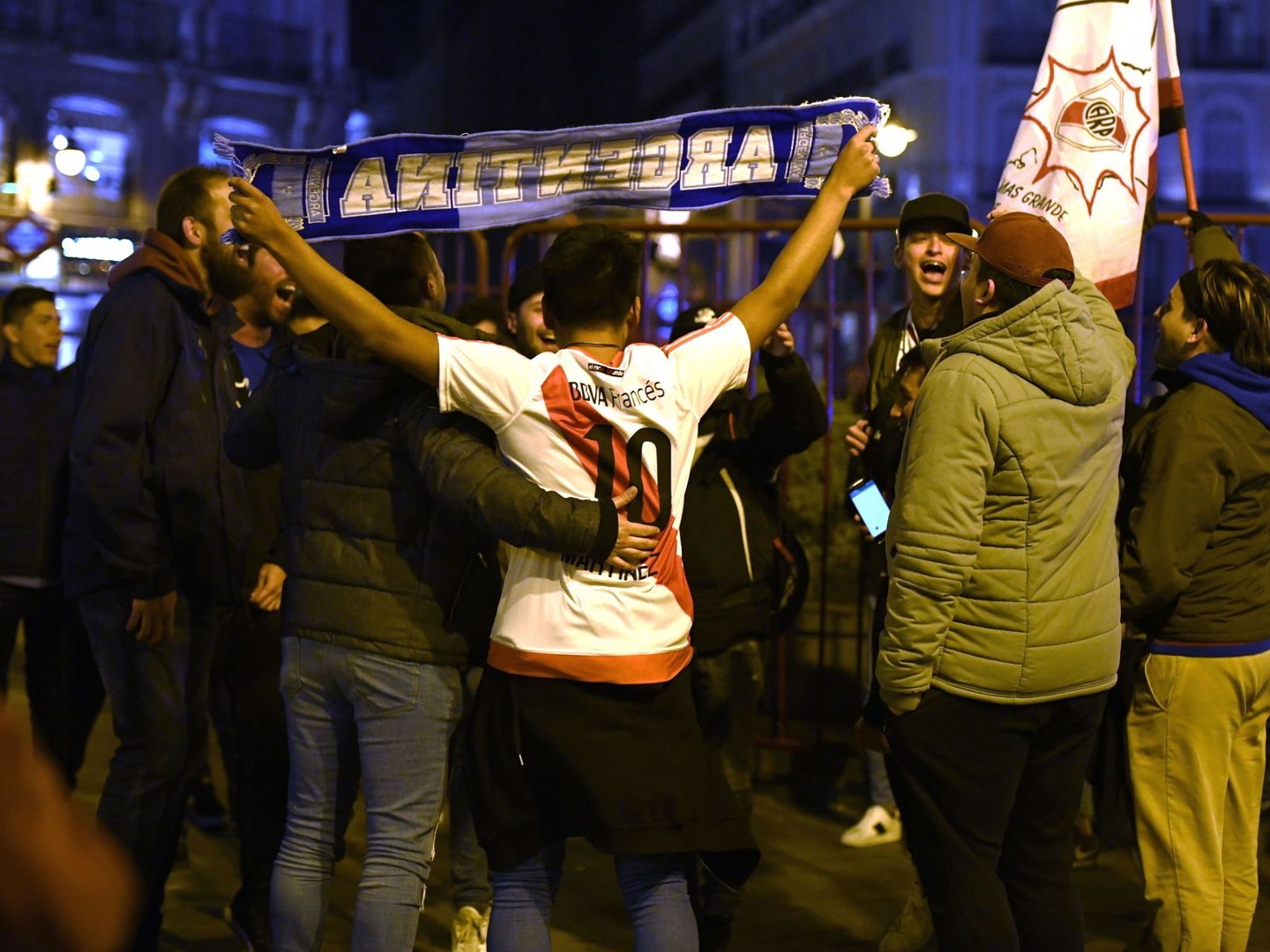La afición de River Plate celebra la victoria en la Puerta del Sol. (EFE)