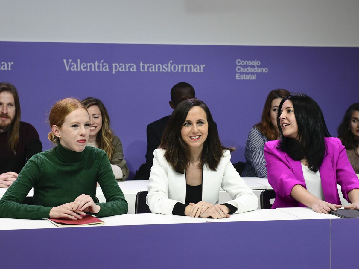 Foto: Lilith Vestrynge e Ione Belarra en el Consejo Ciudadano Estatal de Podemos. (EFE/Víctor Lerena)