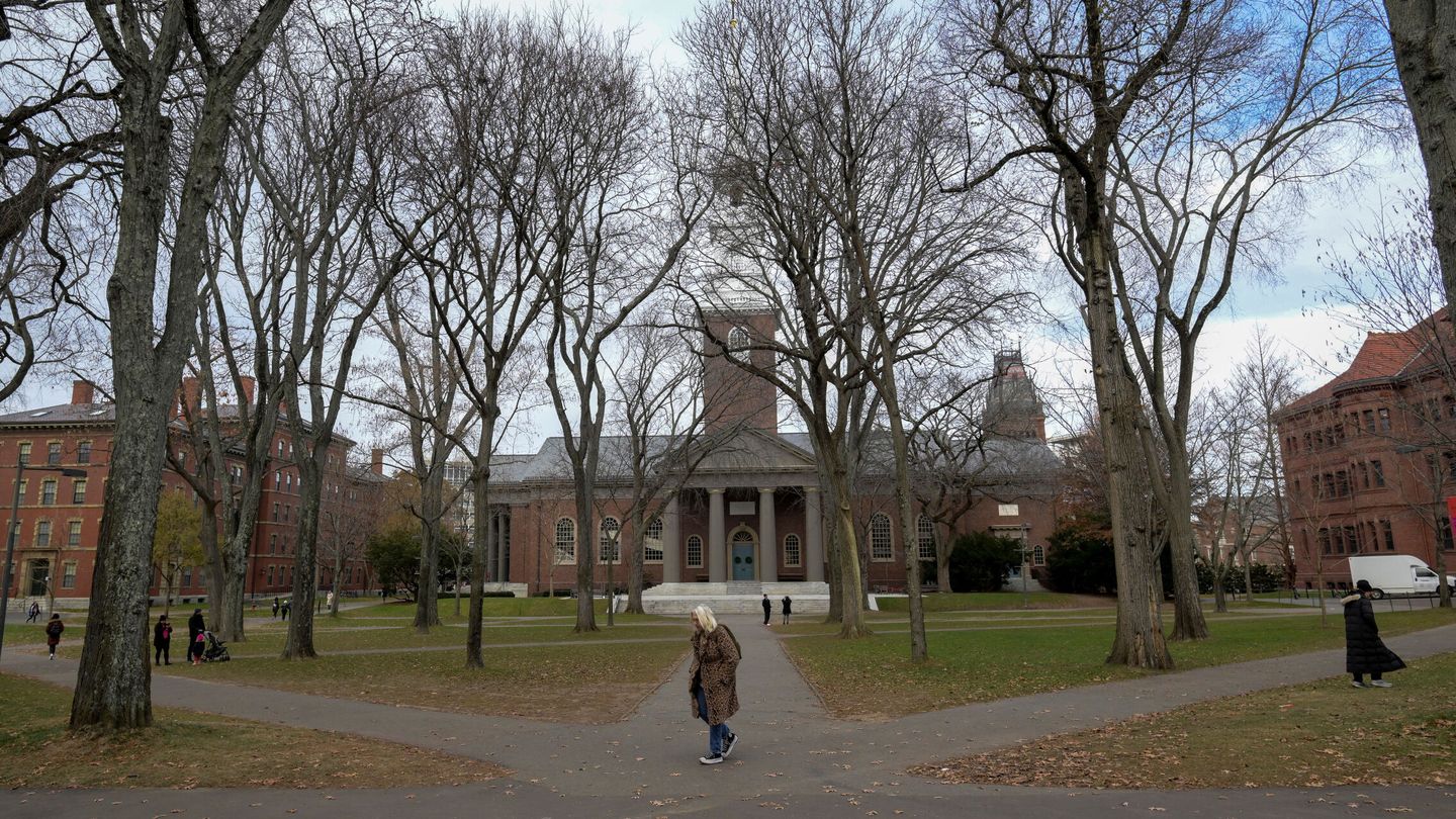 Una persona camina en el jardín de la universidad de Harvard. (Reuters/Faith Ninivaggi)