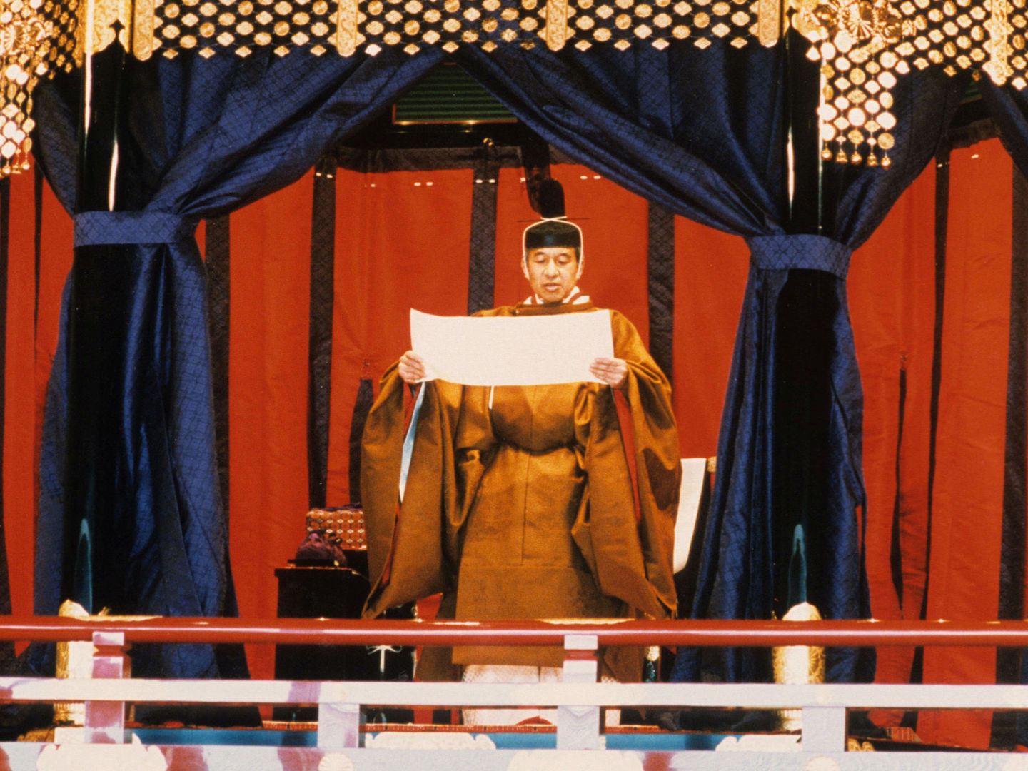 Akihito, en el trono 'Takamikura' el día de su coronación. (Reuters)