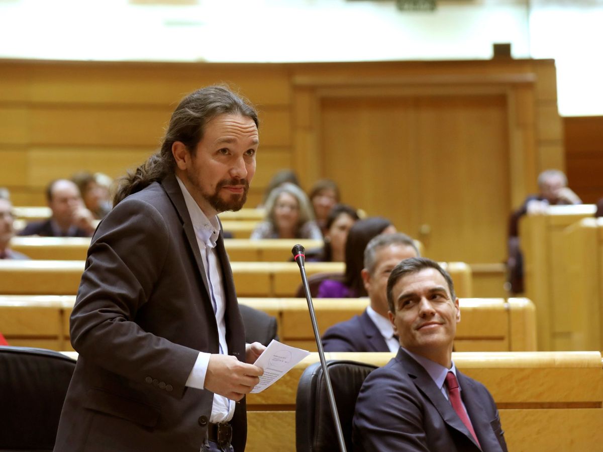 Foto: El presidente del Gobierno, Pedro Sánchez (dcha), escucha la intervención del vicepresidente segundo, Pablo Iglesias. (EFE)