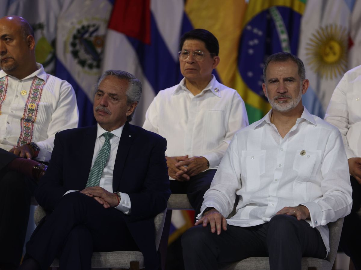 Foto: Felipe VI, junto al presidente argentino, Alberto Fernández, en la Cumbre Iberoamericana. (EFE/Orlando Barría)