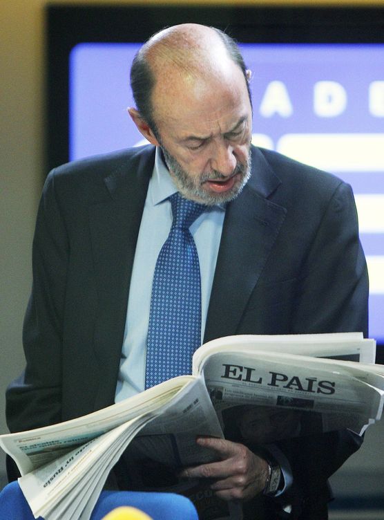 Rubalcaba, en la SER y con un ejemplar de 'El País'. (EFE)