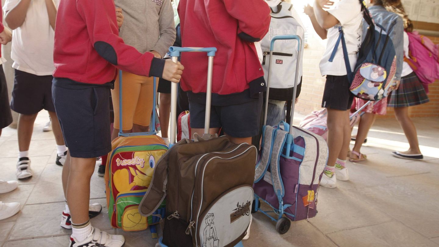 Alumnos con mochilas en un colegio. (EFE)