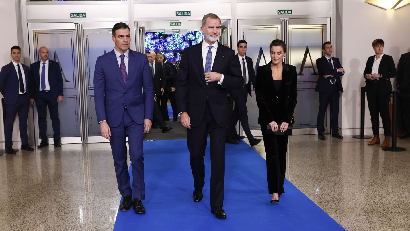 Los reyes Felipe VI y Letizia, acompañados por el presidente del Gobierno, Pedro Sánchez, a su llegada al concierto de clausura de la presidencia española del Consejo de la Unión Europea. (EFE/Juan Carlos Hidalgo)