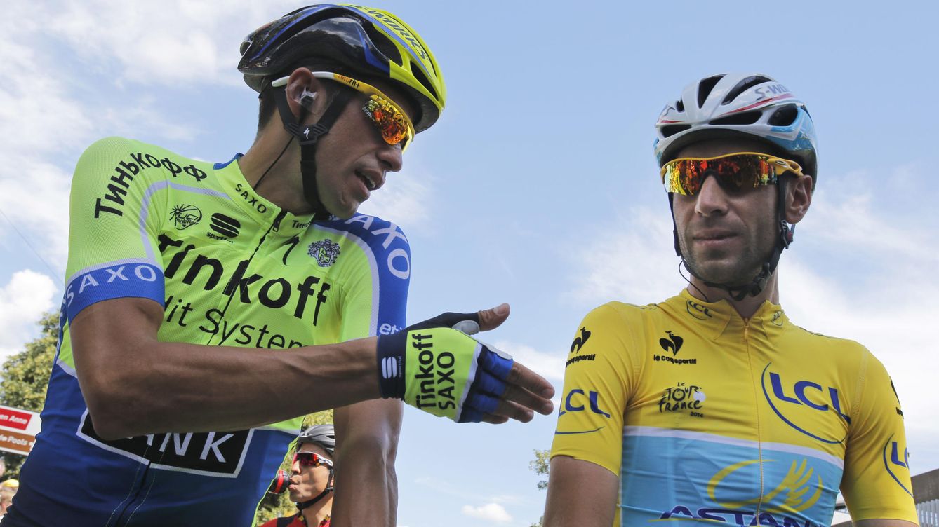 Foto: Alberto Contador hablando con el maillot amarillo del Tour