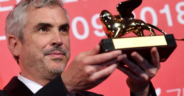 Foto: El director mexicano Alfonso Cuarón posa con el León de Oro por su cinta 'Roma'. (EFE)