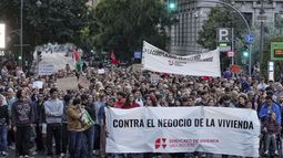 Unas 2.000 personas presionan en Valladolid por la vivienda y contra la especulación