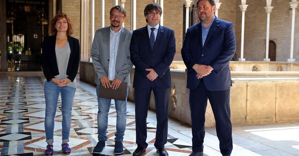 Foto: El presidente de la Generalitat, Carles Puigdemont (2d), y su vicepresidente, Oriol Junqueras (d), con el coordinador general de Catalunya en Comú, Xavier Domènech (2i), y su portavoz, Elisenda Alamany. (EFE)
