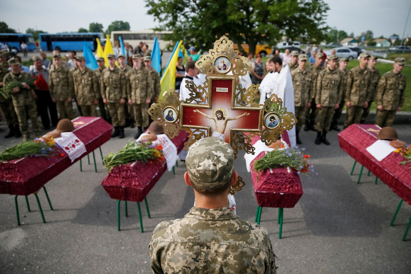 Foto: Soldados ucranianos durante una ceremonia en honor a soldados rusos caídos en la Segunda Guerra Mundial, en Baryshiv, Ucrania, el 22 de junio de 2016 (Reuters).