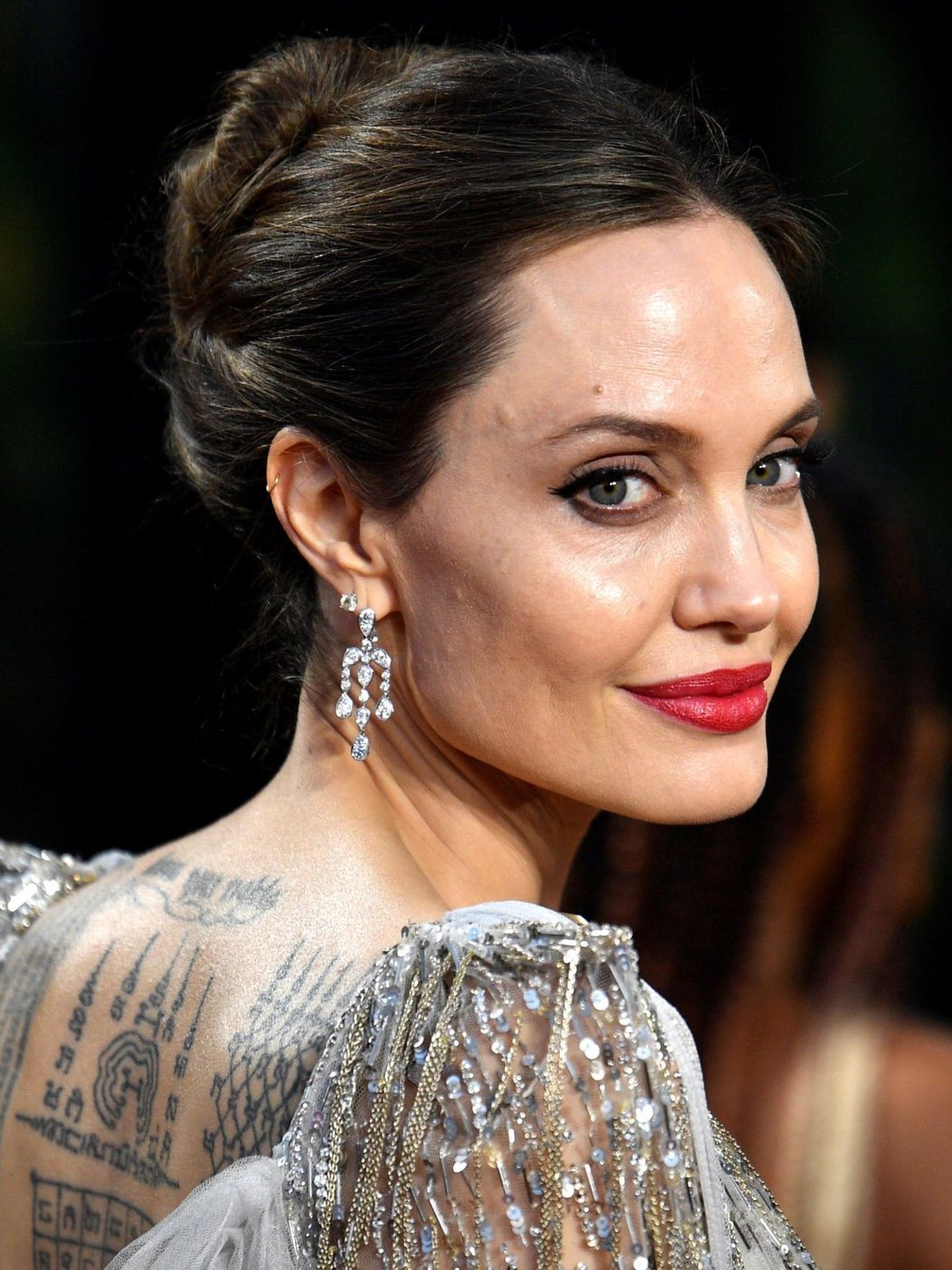 Angelina Jolie acostumbra a utilizar bases de maquillaje con tratamiento para un acabado más jugoso y una sensación más cómoda. (EFE)