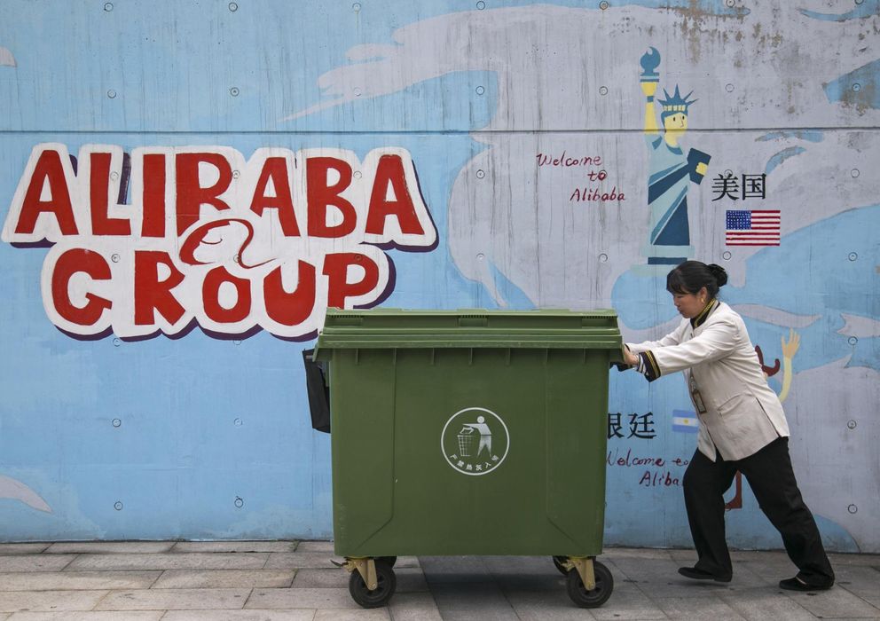 Foto: Una trabajadora empuja un contenedor en los aledaños de Alibaba Group (AP)