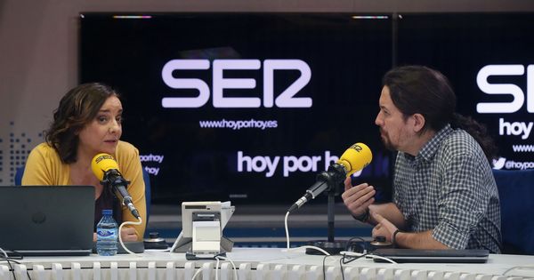 Foto: El secretario general de Podemos,Pablo Iglesias, junto a la periodista Pepa Bueno. (EFE)