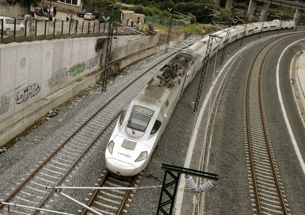 Foto: Un tren Alvia pasa por el lugar del accidente ferroviario en el núcleo de Androis. (EFE)