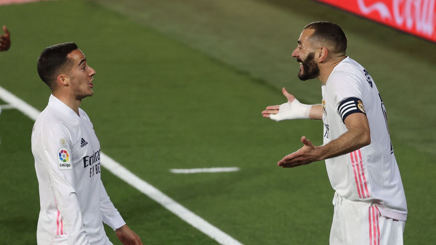 Benzema y Lucas celebran un gol.
