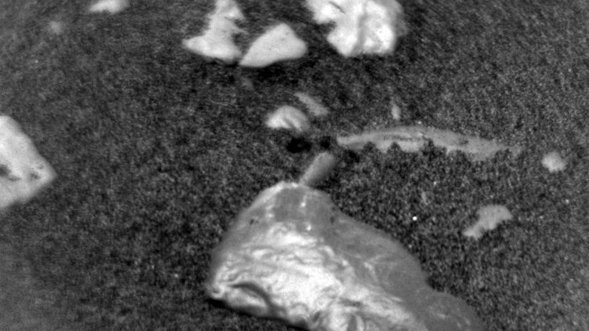 ¿Qué son esos objetos brillantes que capta la nave Curiosity en Marte?