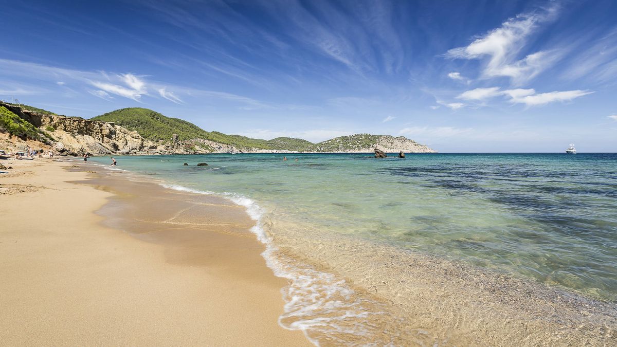 Encuentran un cadáver con neopreno en una playa de Ibiza tras permanecer días en el mar