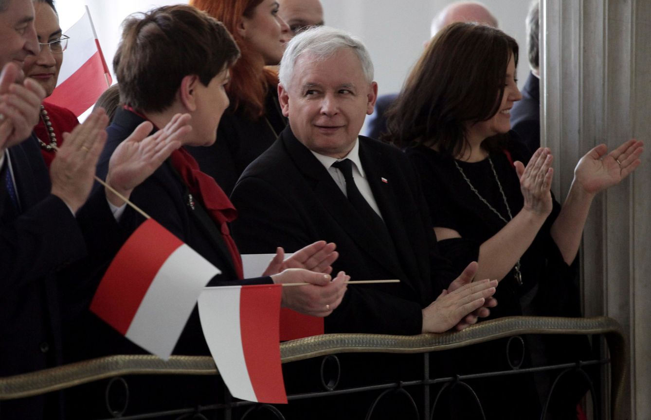 La Primera Ministra Beata Szydlo junto a Jaroslaw Kaczynski durante la ceremonia del Día Nacional de la Bandera, en el Parlamento de Varsovia el 2 de mayo de 2016 (Reuters)