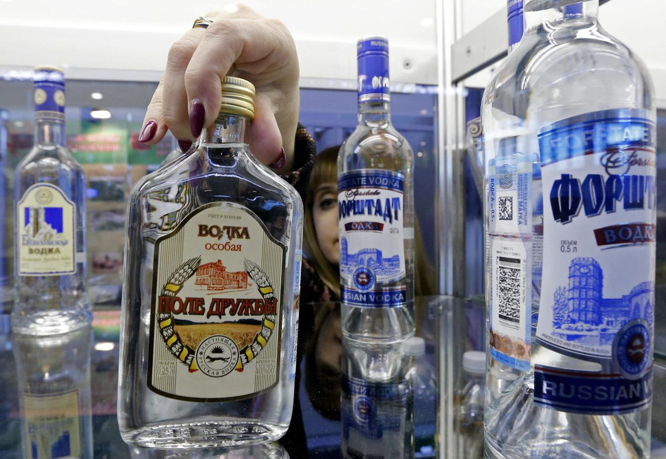 Una empleada coloca botellas de vodka en un mostrador, en San Petersburgo (Reuters).  