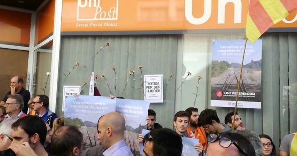 Foto: Decenas de personas a las puertas de la sede de Unipost en Terrasa. (Twitter @Putxot)