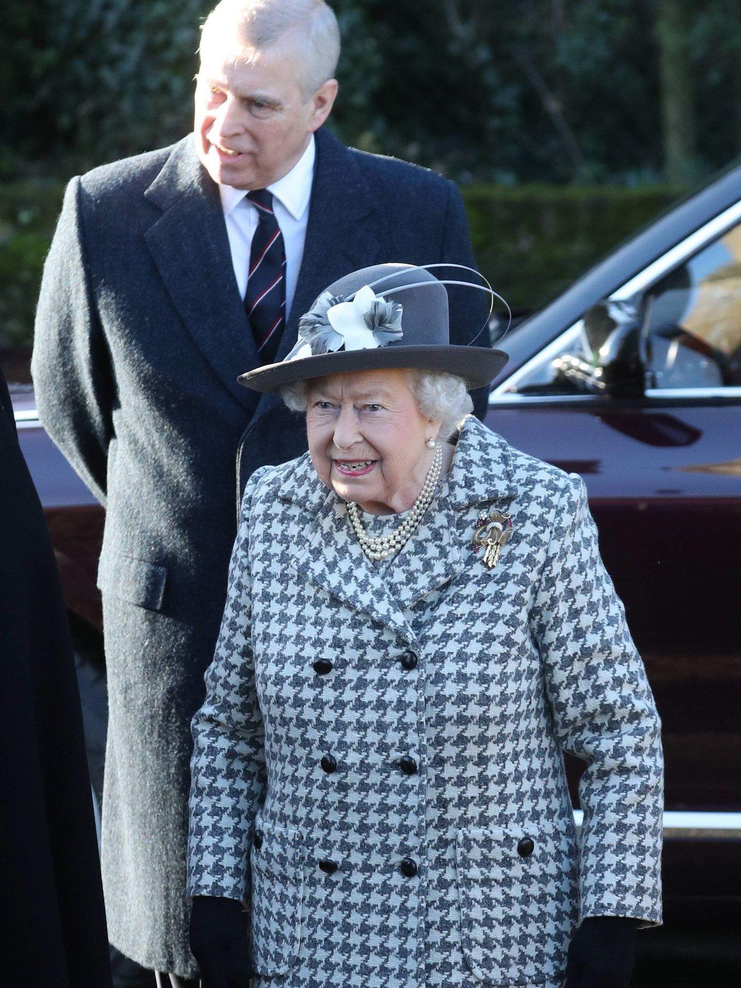  El príncipe Andrés y la reina Isabel, en una imagen de archivo. (Reuters)