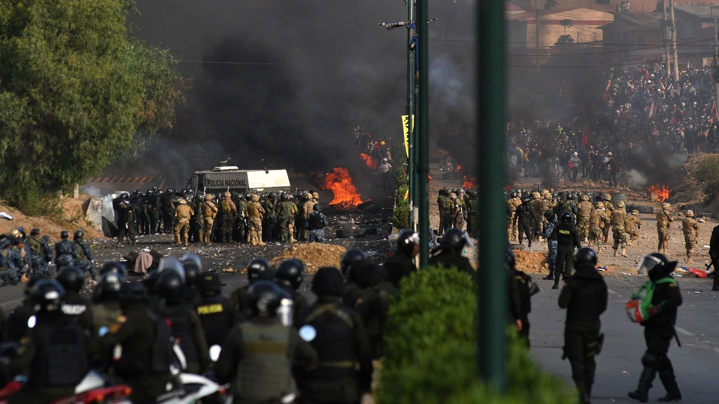 Militares y policías bolivianos se enfrentan a cientos de manifestantes entre ellos cocaleros del Chapare seguidores de Morales. (EFE)